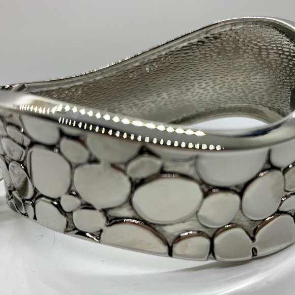 Spring Closure Cuff by A.J. NEW - Picture 1 of 3